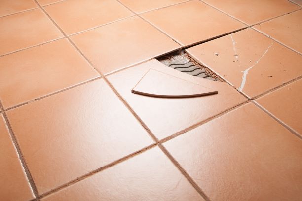 Baldosas rotas en vivienda nueva
